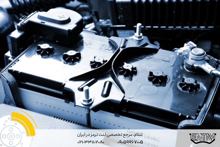 چگونه می‌توان بو دادن باتری خودرو را رفع کرد؟
